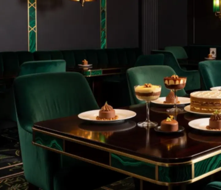 Luxus desszertasztal a kaszinó étterem art deco enteriőrjében, somlói galuskával, tortaszeletekkel és elegáns szervírozással.